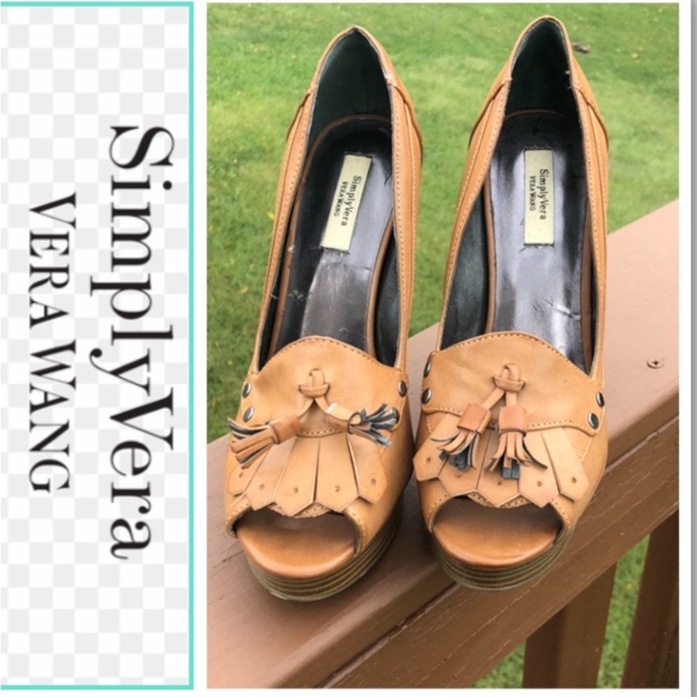 Vera Wang SVTREETHATAN
Tan leather peep toe high heels with tassels